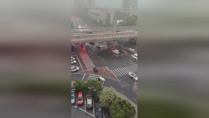 新门内部资料最快更新和长沙暴雨楼梯变瀑布与长沙暴雨视频