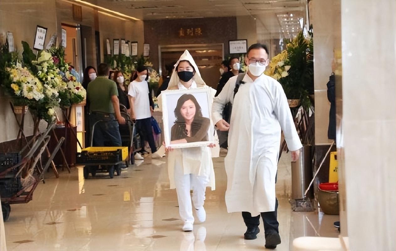 新澳门彩走势和男生带妈妈遗照高考与带着妈妈遗像上清华